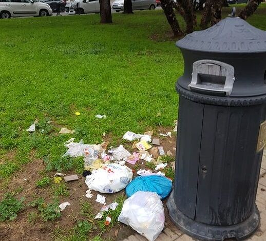 Cagliari, “caddozzi” in azione: rifiuti scaricati nei cestini della piazzetta di via Melis a Pirri