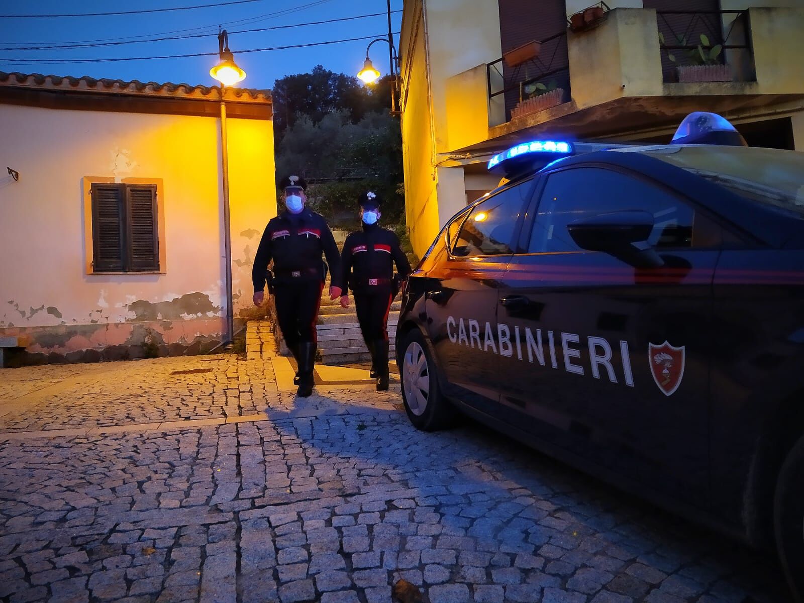 Droga e psicofarmaci in casa, un arresto e una denuncia a Carbonia