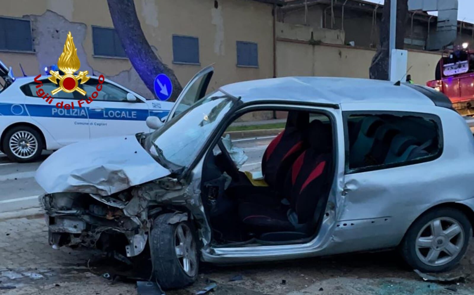 Cagliari, auto si schianta su un albero a S.Elia: ferito il conducente estratto dalle lamiere