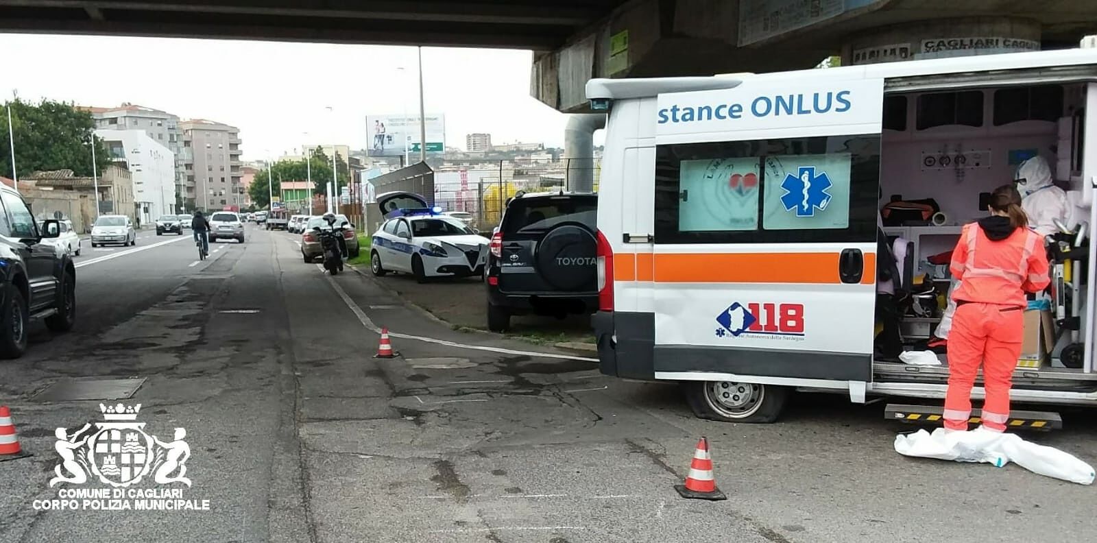 Cagliari, auto si scontra con un’ambulanza: ferite due operatrici del 118, illeso il paziente