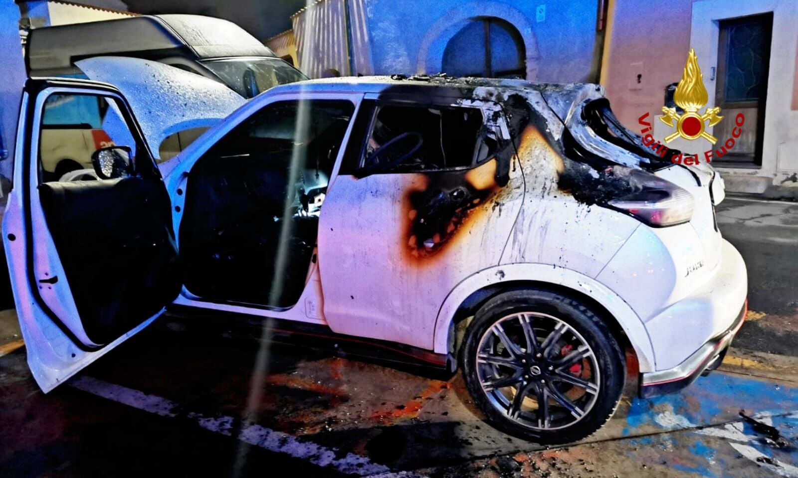 Auto in fiamme in piena notte a Settimo, i vigili del fuoco intervengono in via Roma