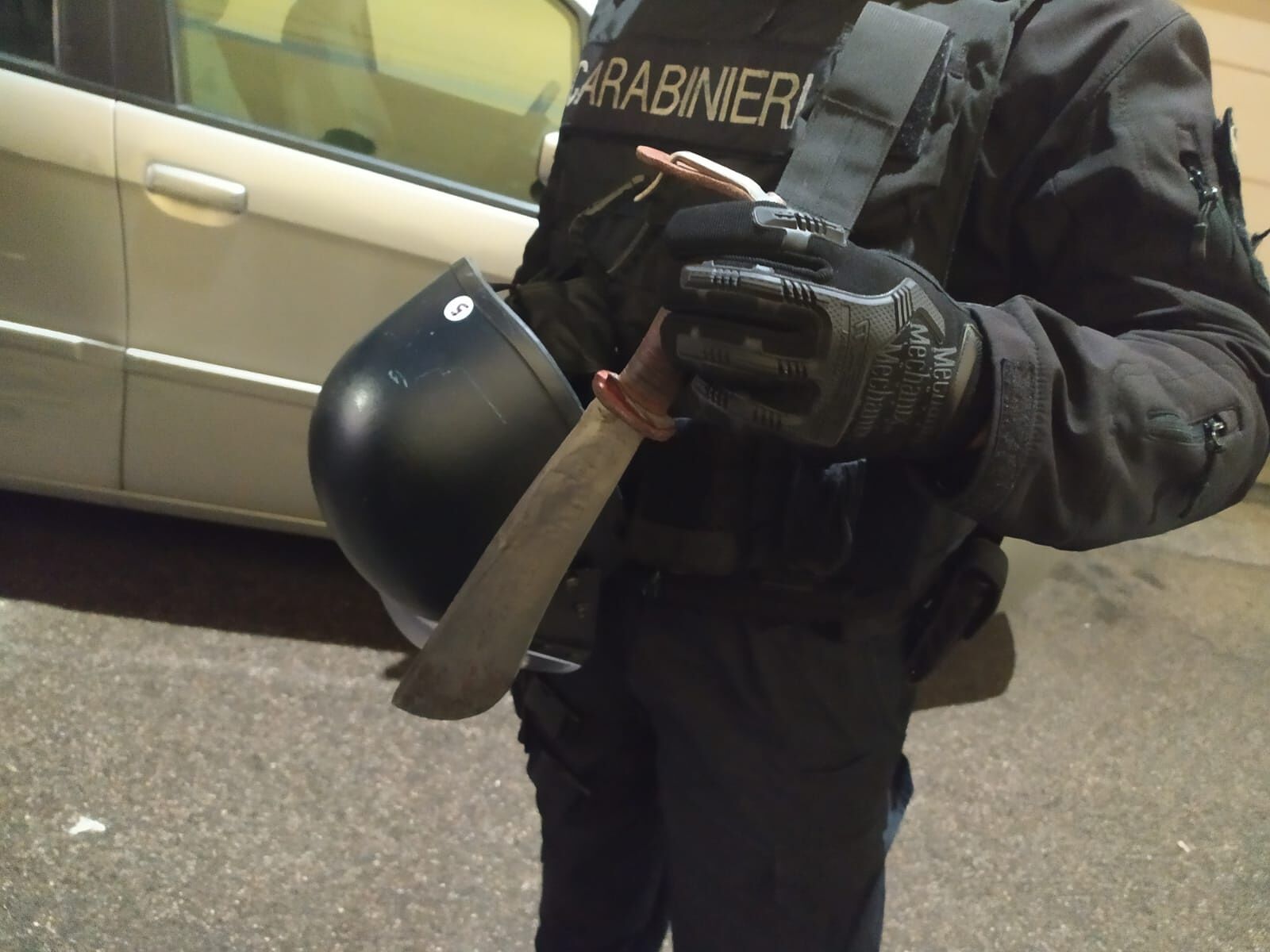 Attimi di paura a Pirri, si barrica in casa e minaccia passanti e condomini con una roncola