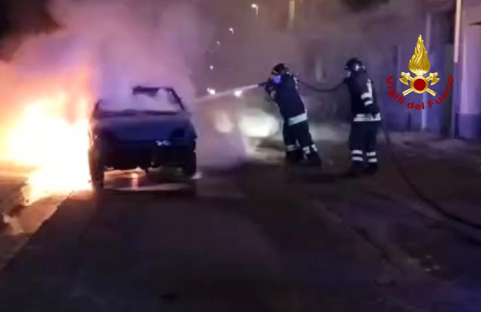 Quartu, auto prende fuoco in via Panzini: intervengono i vigili