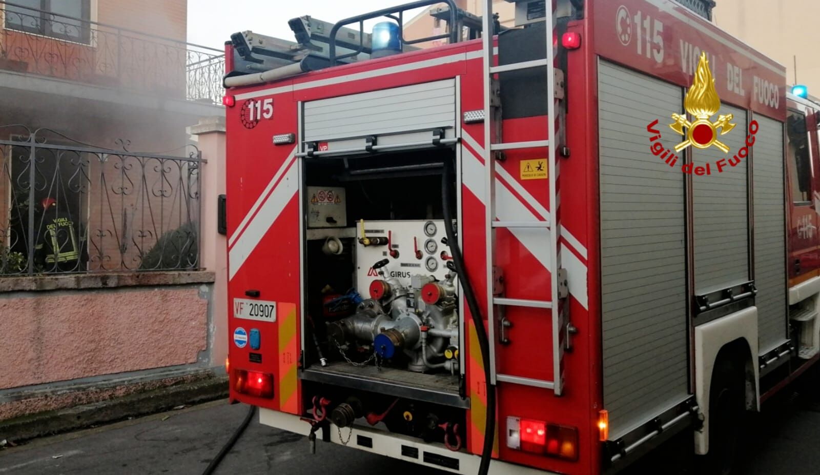 Fiamme in appartamento a Sinnai, i vigili del fuoco soccorrono un disabile