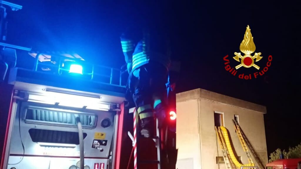 Paura a Paulilatino per l’incendio di una casa: i vigili del fuoco mettono in salvo due bambini