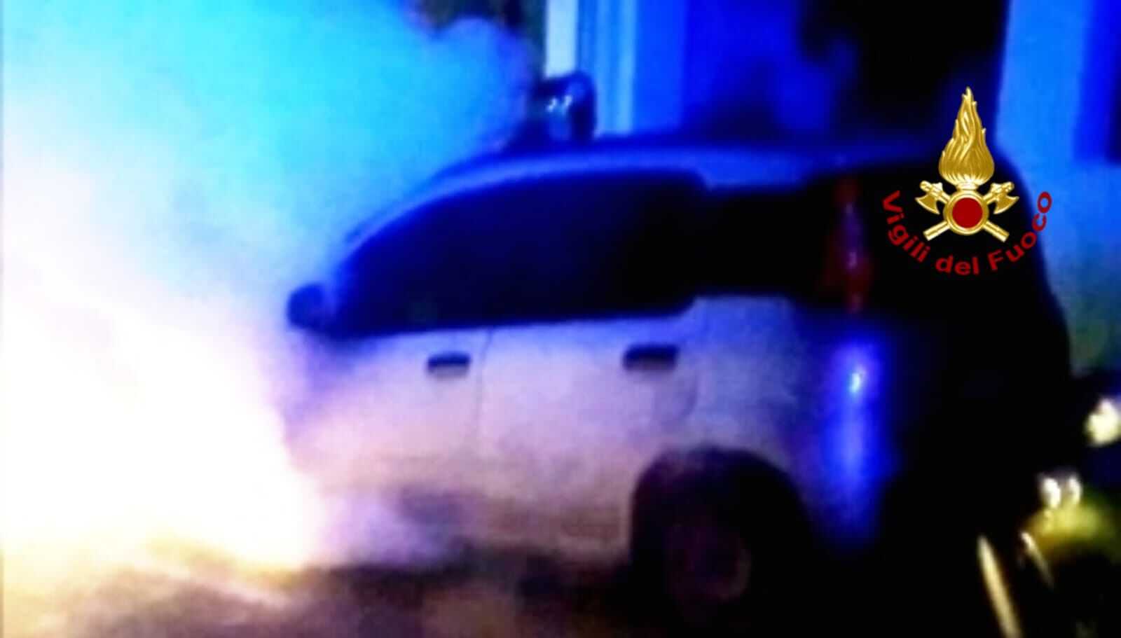 Cagliari, auto in fiamme nella notte in via Messina