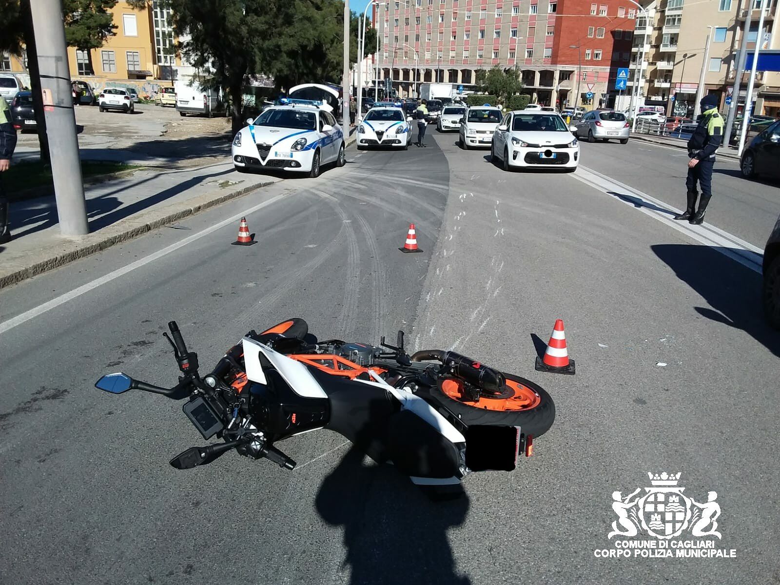 Scontro tra un’auto e una moto in via Is Mirrionis: motociclista ferito