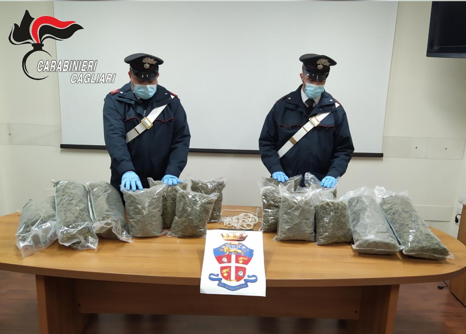 Barrali, trasportavano in auto 10 kg di marijuana: due persone in arresto – VIDEO