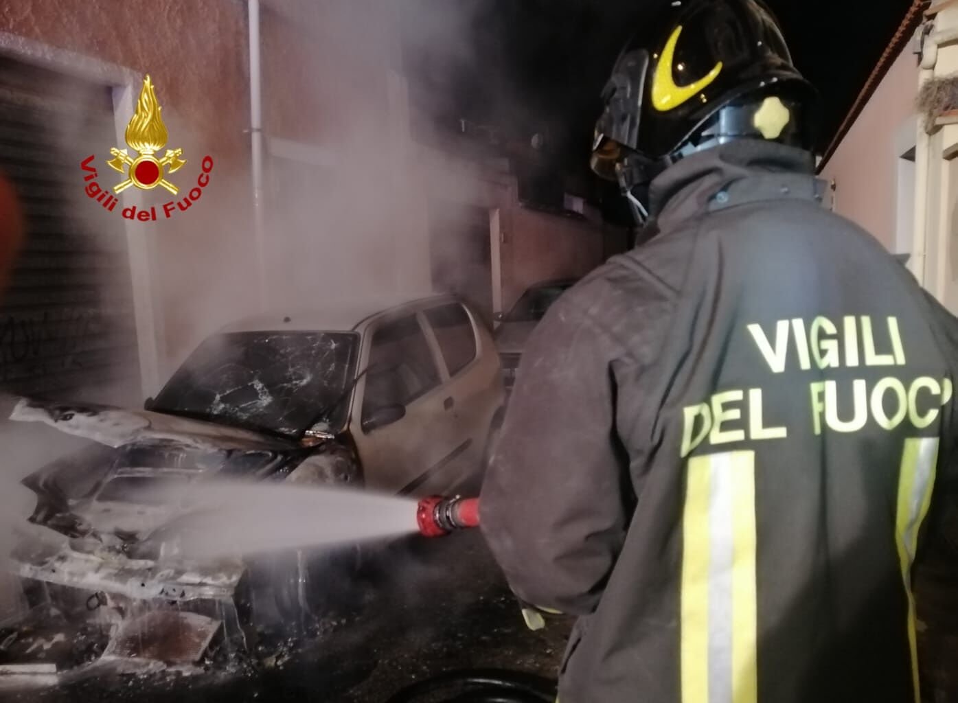 Sestu, intervento dei vigili del fuoco per un’auto in fiamme