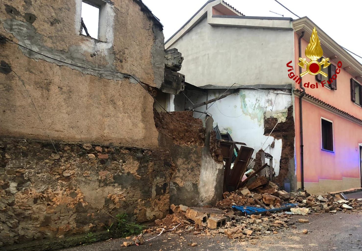 Villacidro, crolla una casa fatiscente: intervento dei vigili del fuoco