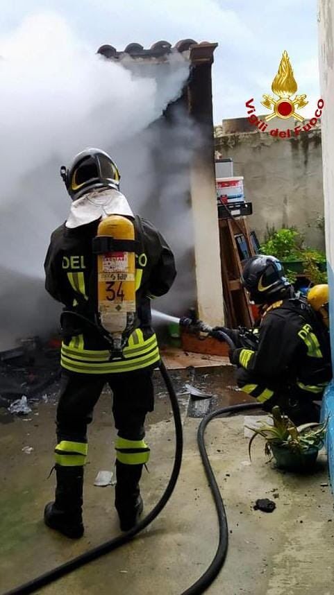 Serrenti, scoppia un incendio in casa: fiamme domate dai vigili del fuoco
