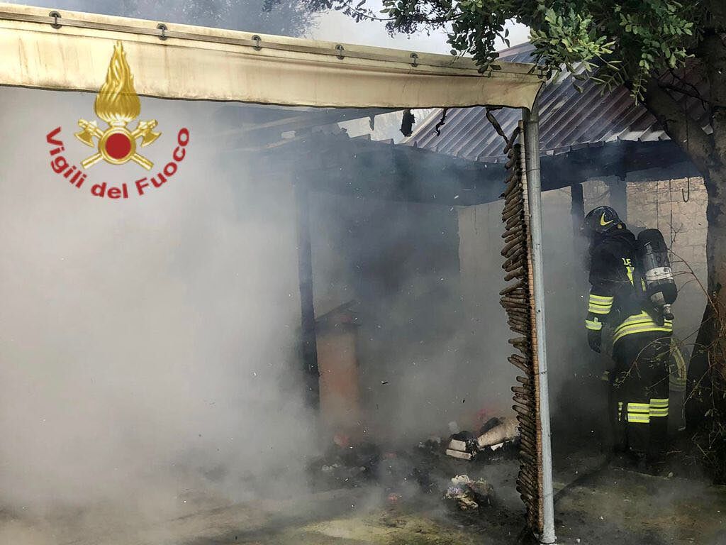 Gesico, in fiamme un gazebo e un capanno in legno: intervengono i vigili del fuoco