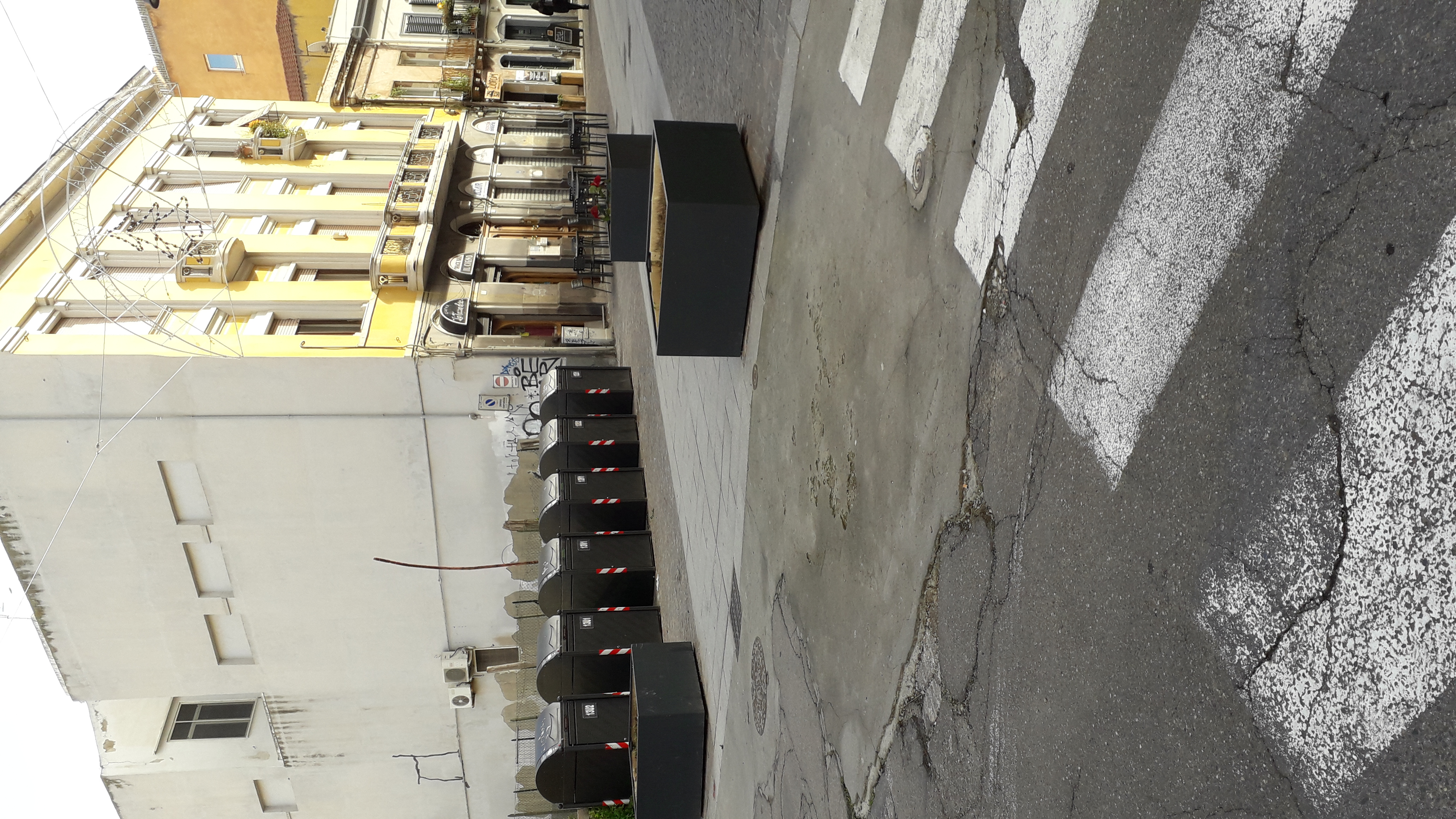 Cagliari, lo strano caso delle fioriere abbandonate e dimenticate nel Corso: “Qui regna una totale incuria”