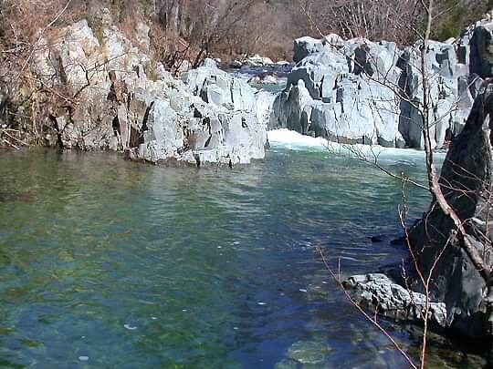 A Ussassai la piscina tra i monti che parla inglese, nel Supramonte viaggi “spaziali” tra le grotte 
