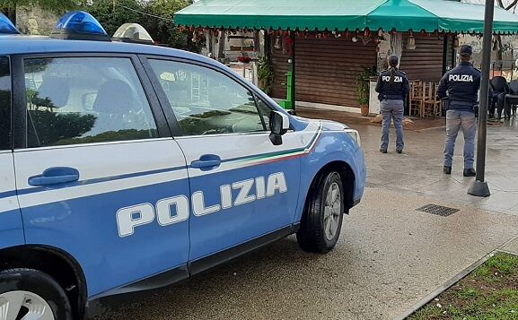 Dj, musica e balli senza distanziamento: a Cagliari chiuso un chiosco e sanzionati i clienti