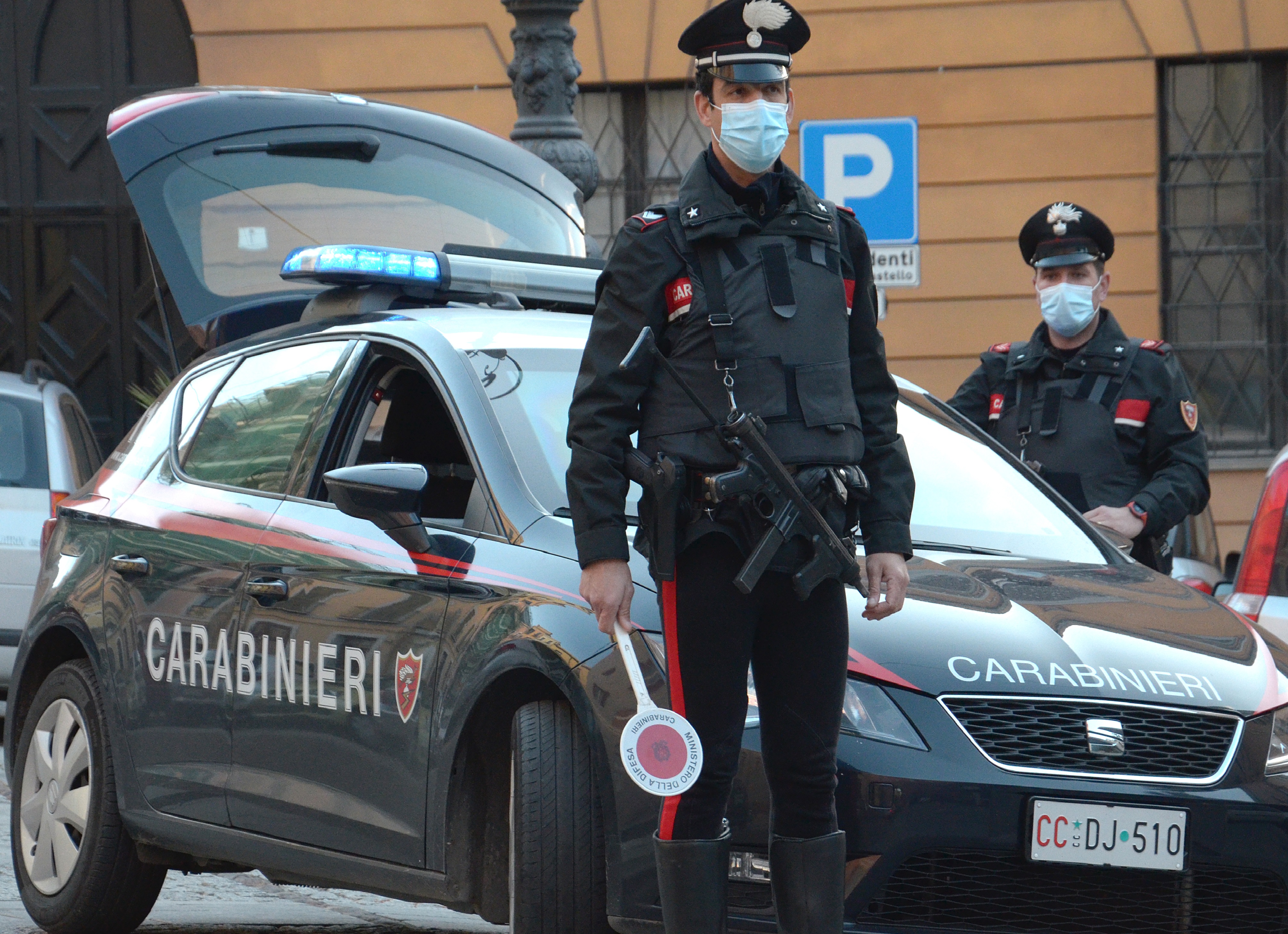 Danneggia la carrozzeria di una Mercedes in sosta, commerciante di Maracalagonis denunciato dai carabinieri