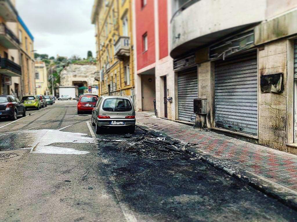 “Incendiari scatenati a Cagliari, bruciata un’altra auto in via Temo”