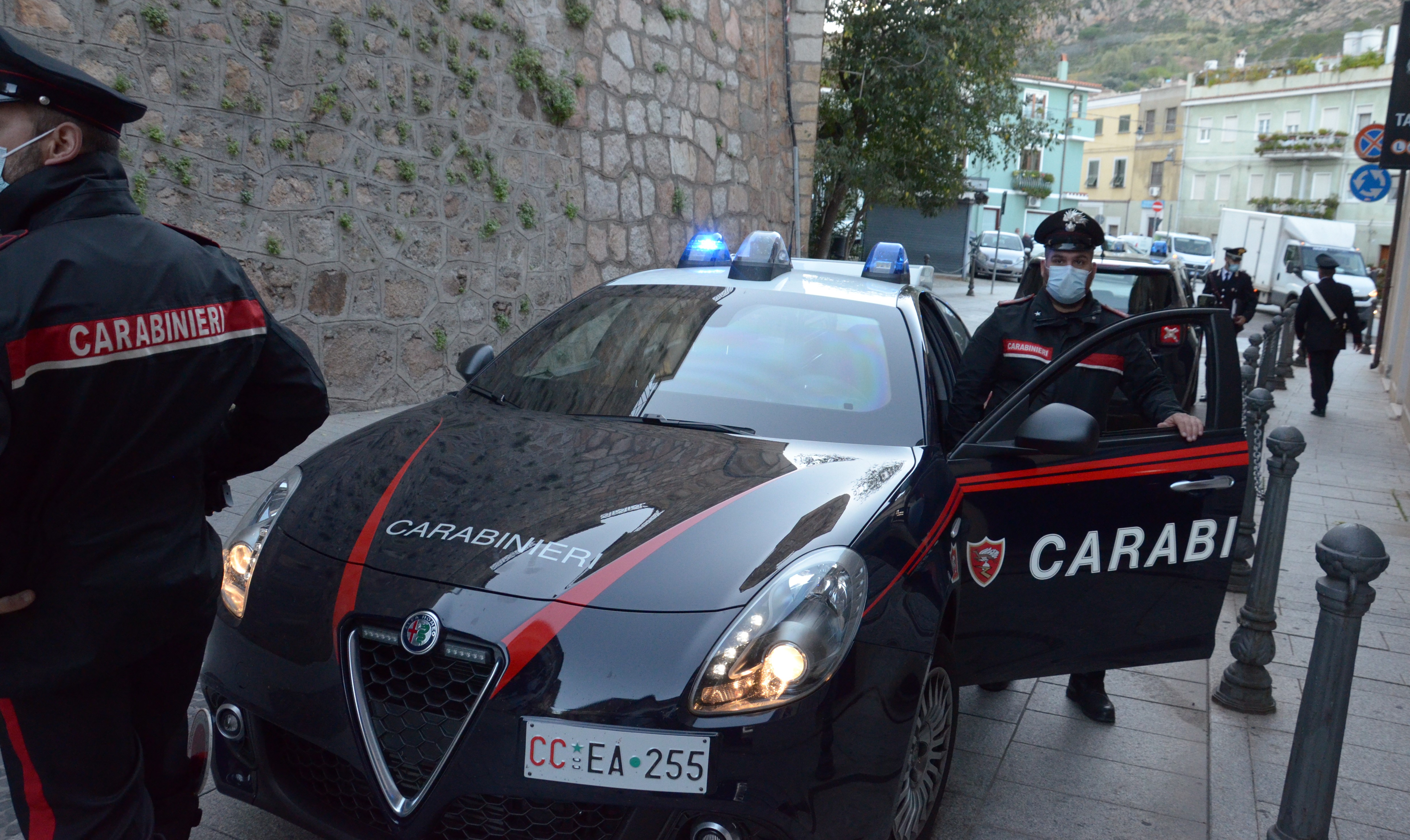 Ubriaco minaccia 4 persone con la roncola e ferisce una ragazza: giovane agricoltore arrestato a Giba