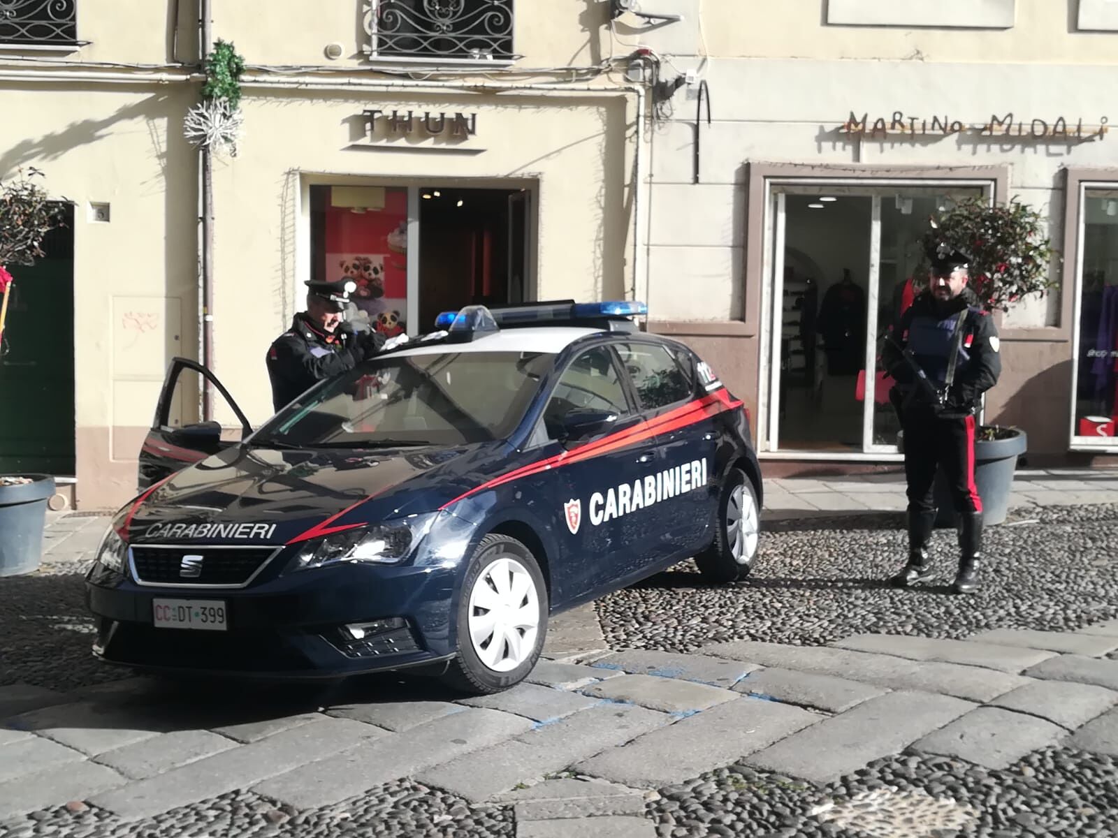 Vogliono svaligiare un negozio ma vengono notati, tra le mani spranga e martello: due giovani in manette