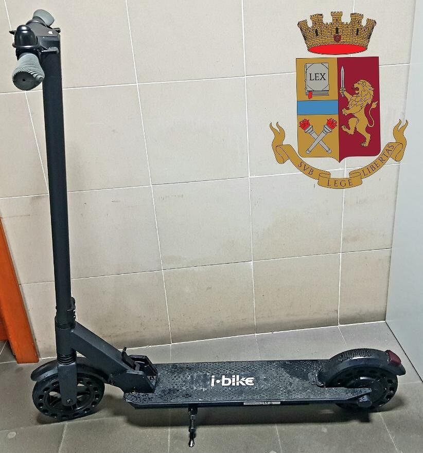 Ruba un monopattino in piazza Repubblica, denunciato 20enne algerino