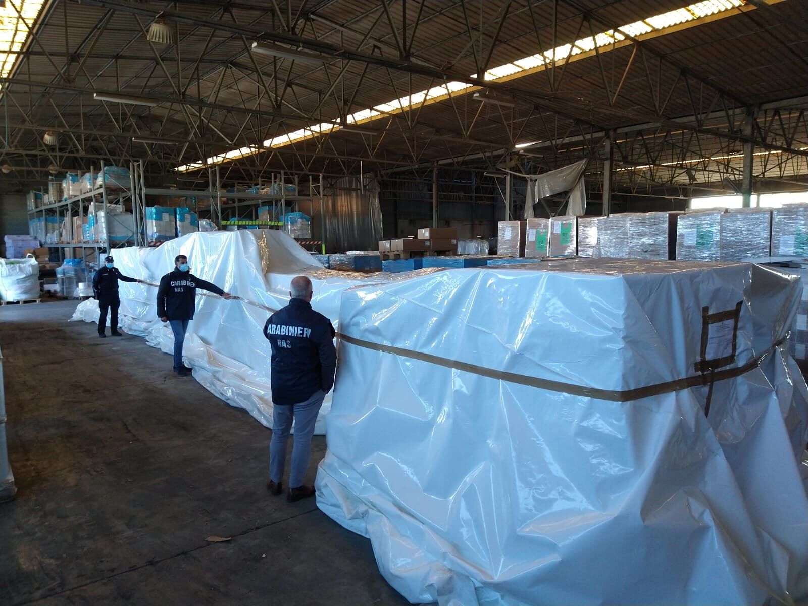 Sacchetti bio-compostabili non a norma: maxi sequestro per 100mila euro in un’azienda di Macchiareddu