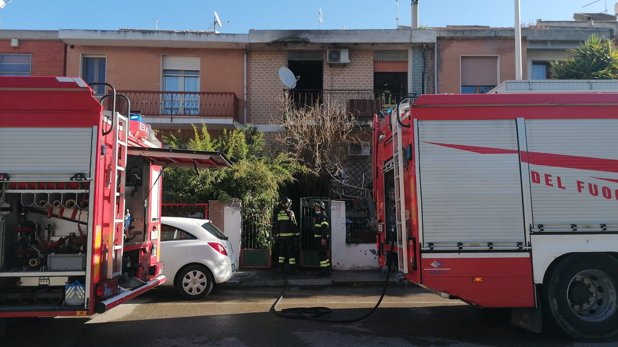 Cagliari, paura a Genneruxi per un incendio: divano avvolto dalle fiamme, coppia in salvo