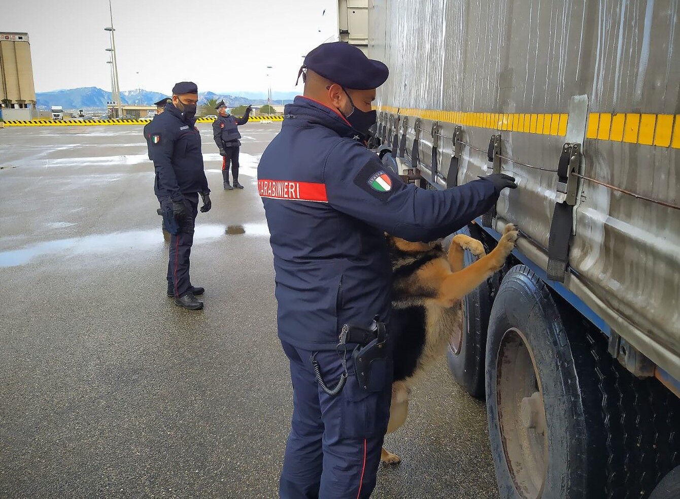 Uta, nasconde una spranga in ferro dietro il sedile: denunciato 32enne marocchino
