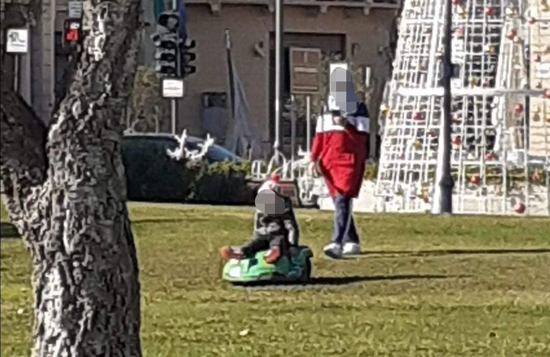 Bimbo cavalca un tosaerba automatico, l’ira del sindaco di Olbia: “Si dovrebbe togliere la patria potestà”