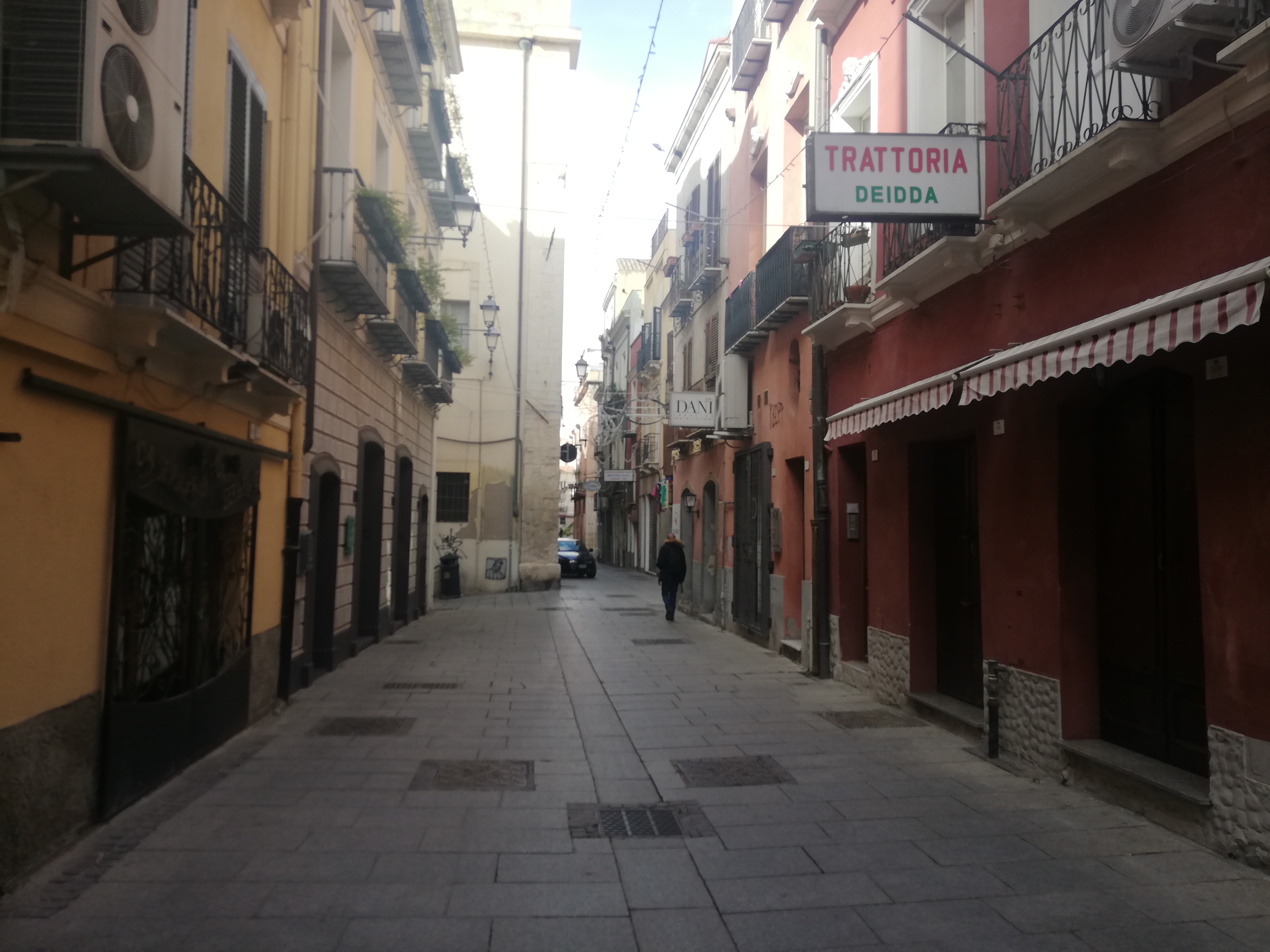 Cagliari, mezzogiorno “di fame” alla Marina: molti ristoranti e bistrot chiusi