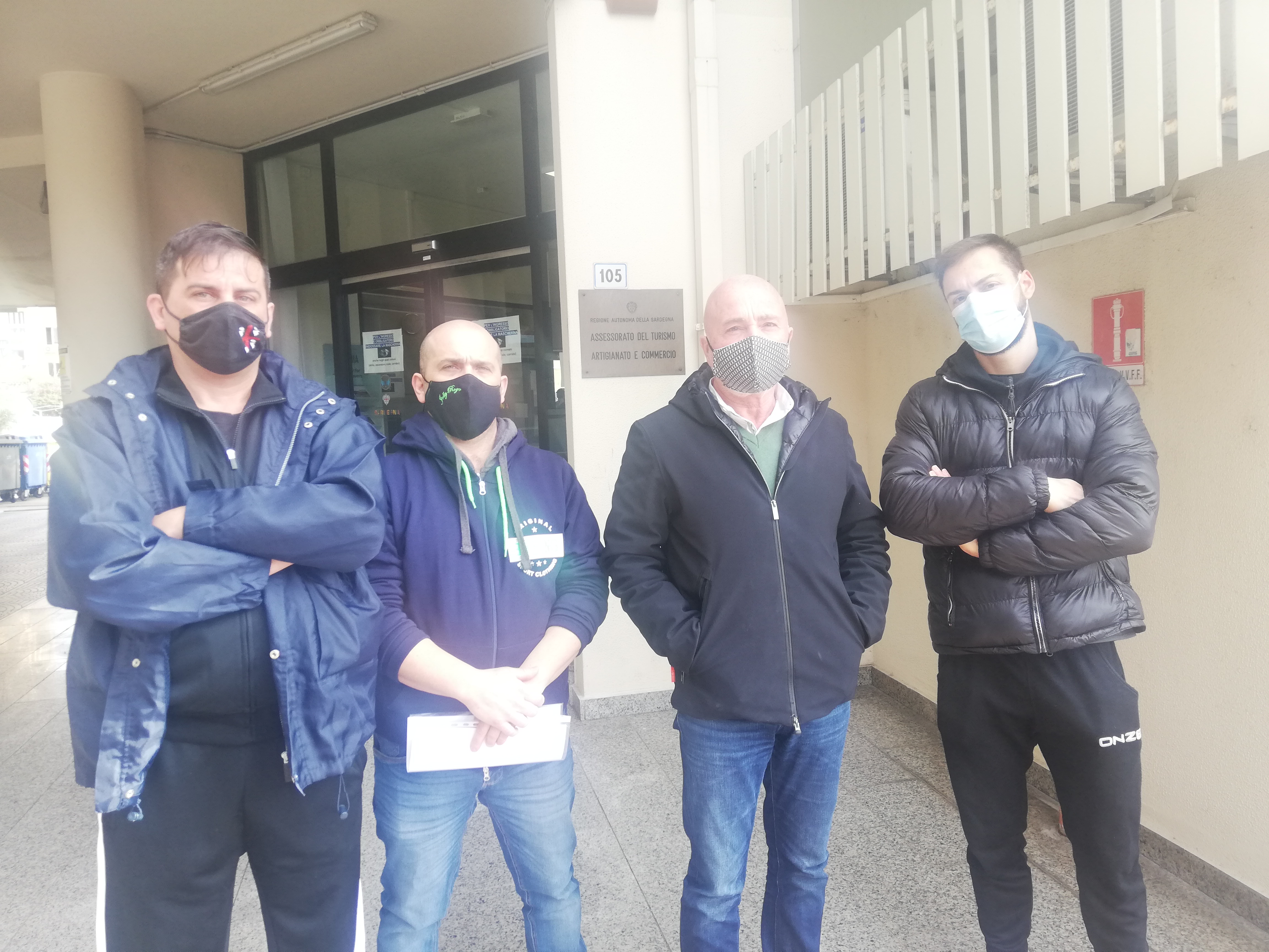 I ristoratori sardi protestano a Cagliari: “Aperti nonostante i divieti ma senza clienti, siamo alla fame”