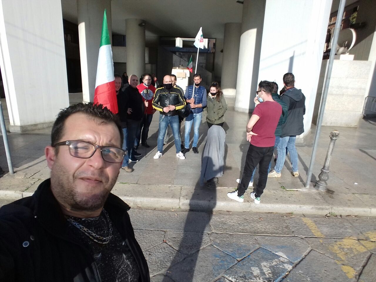 Cagliari, gruppo di ristoratori e baristi sotto il Consiglio regionale: “Vogliamo riaprire il prossimo weekend”