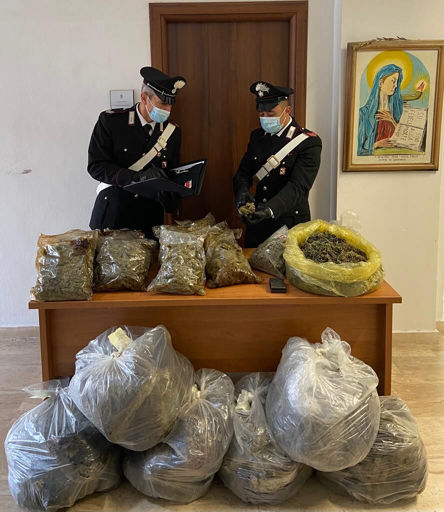 Centodiciotto chili di marijuana nella villetta affittata in Sardegna, due uomini in manette