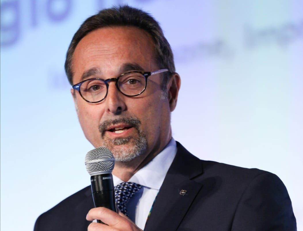 Carlo Poledrini, direttore Arst a Radio Casteddu: “Arrivano 192 nuovi autobus per le scuole”