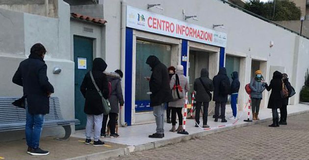 Ore in coda al gelo per il ritiro del mastello, proteste a Cagliari