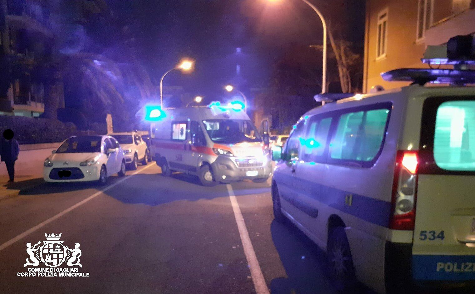 Cagliari, auto travolge una bici in via Cagna: ferito un ciclista