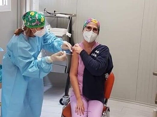 Cagliari, vaccinata l’infermiera che accolse il primo paziente Covid al Ss. Trinità