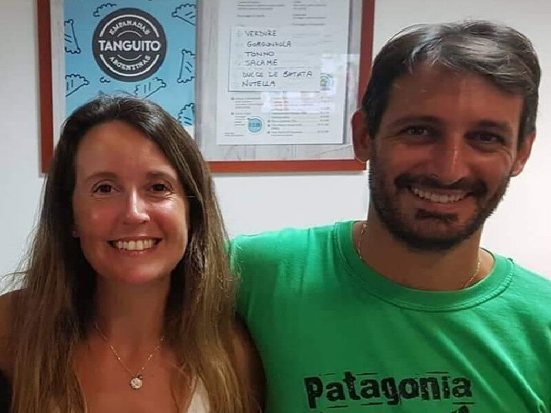 Dall’Argentina a Cagliari per vendere empanadas ma il locale fallisce: “Colpa del Covid, aiutateci”