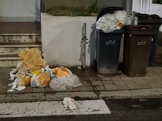 Cagliari, discarica in via Cettigne: cumuli di spazzatura tra i palazzi e le strisce pedonali