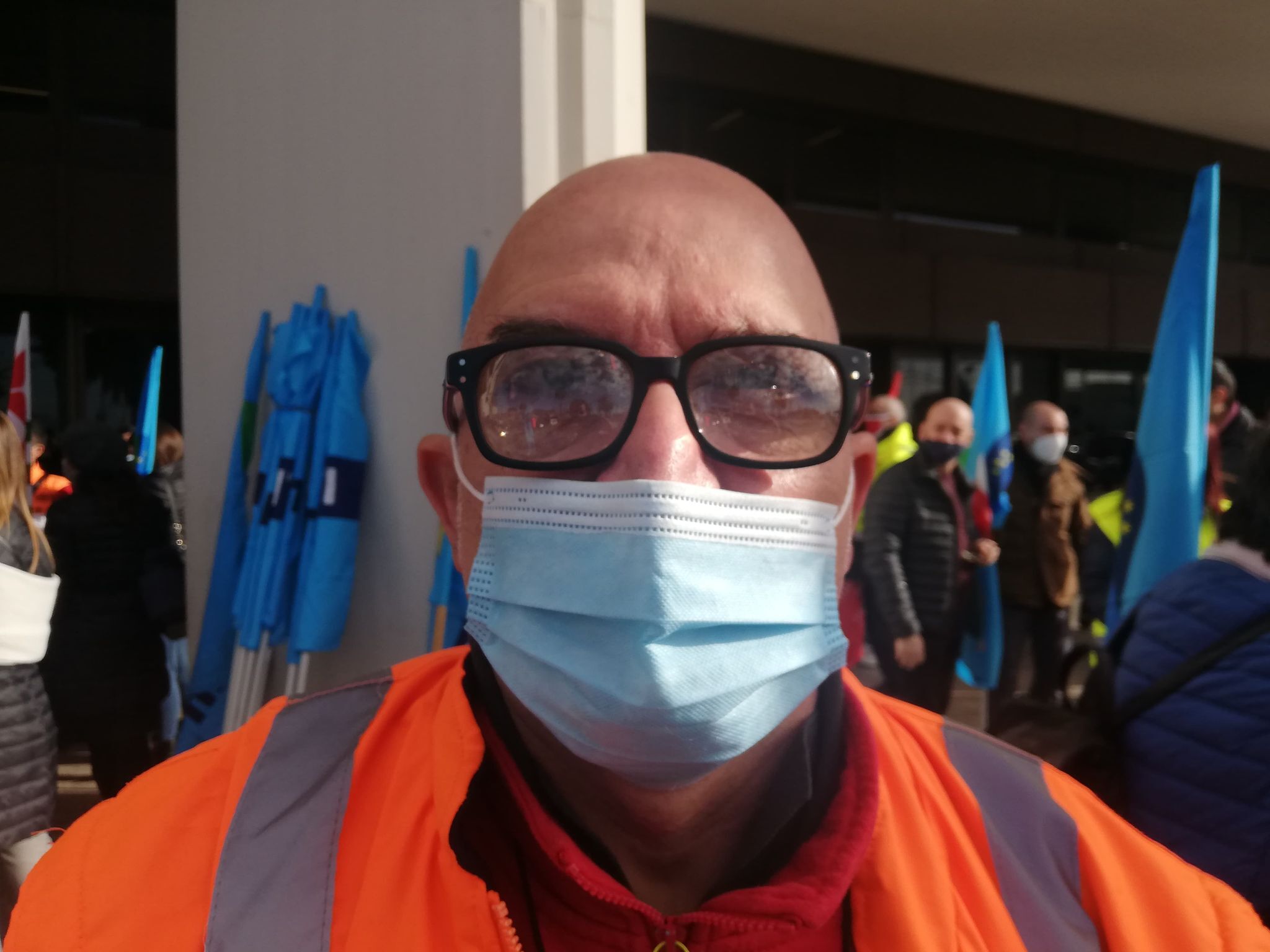 Antonello, lavoratore all’aeroporto di Elmas: “700 euro in meno di stipendio, devo risparmiare anche sui vestiti”