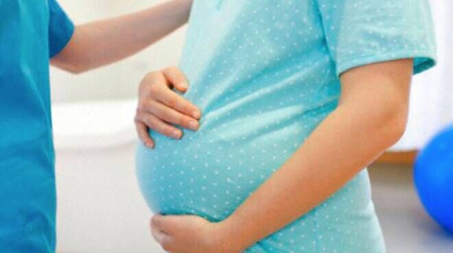 Punti nascita negli ospedali, doccia fredda da Roma: “Ok solo a Iglesias, schiaffo alle mamme sarde”