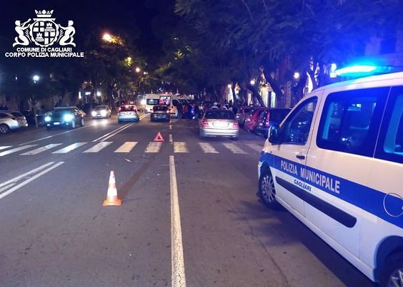 Cagliari, incidente nel sabato sera: crash nel Largo, un minorenne portato via in ambulanza