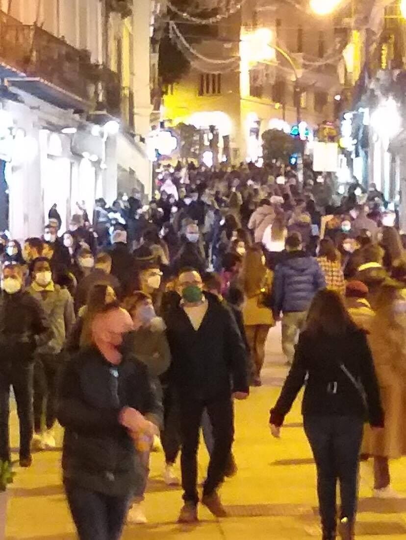 Cagliari, tutti pazzi per il weekend giallo: super folla in via Manno e via Garibaldi