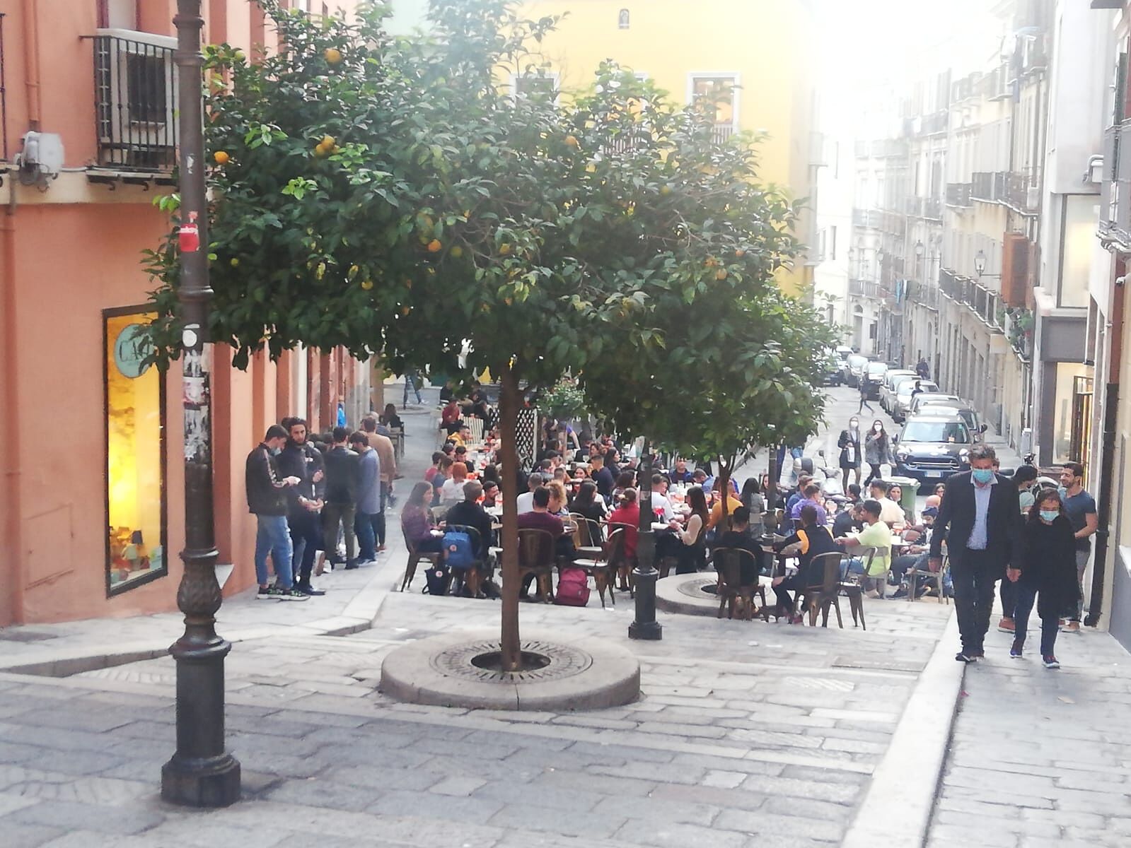 Cagliari, guerra del Comune alla malamovida: stop all’una, taglio ai tavolini e Marina a numero chiuso