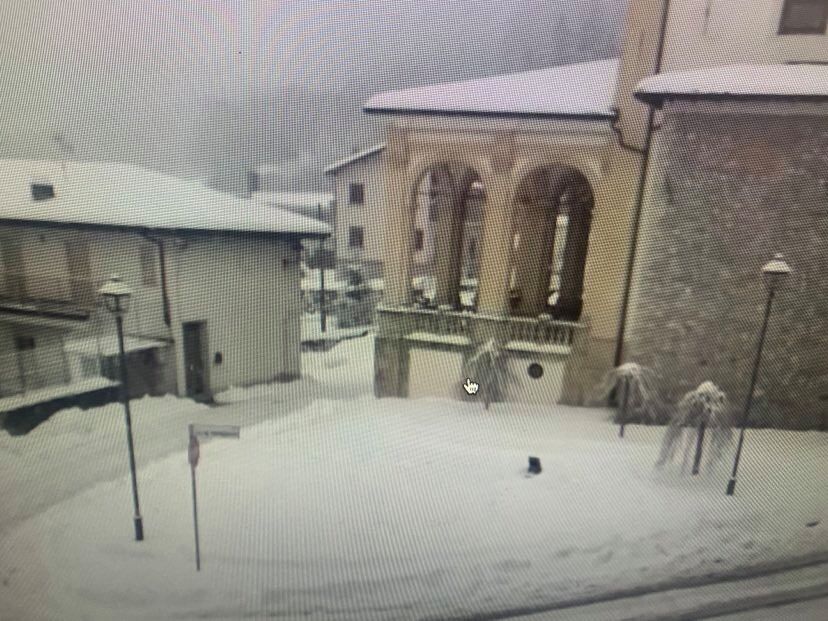 La bellissima Sardegna imbiancata oggi: fiocchi di neve su tutti i monti, è la magia di inizio 2021