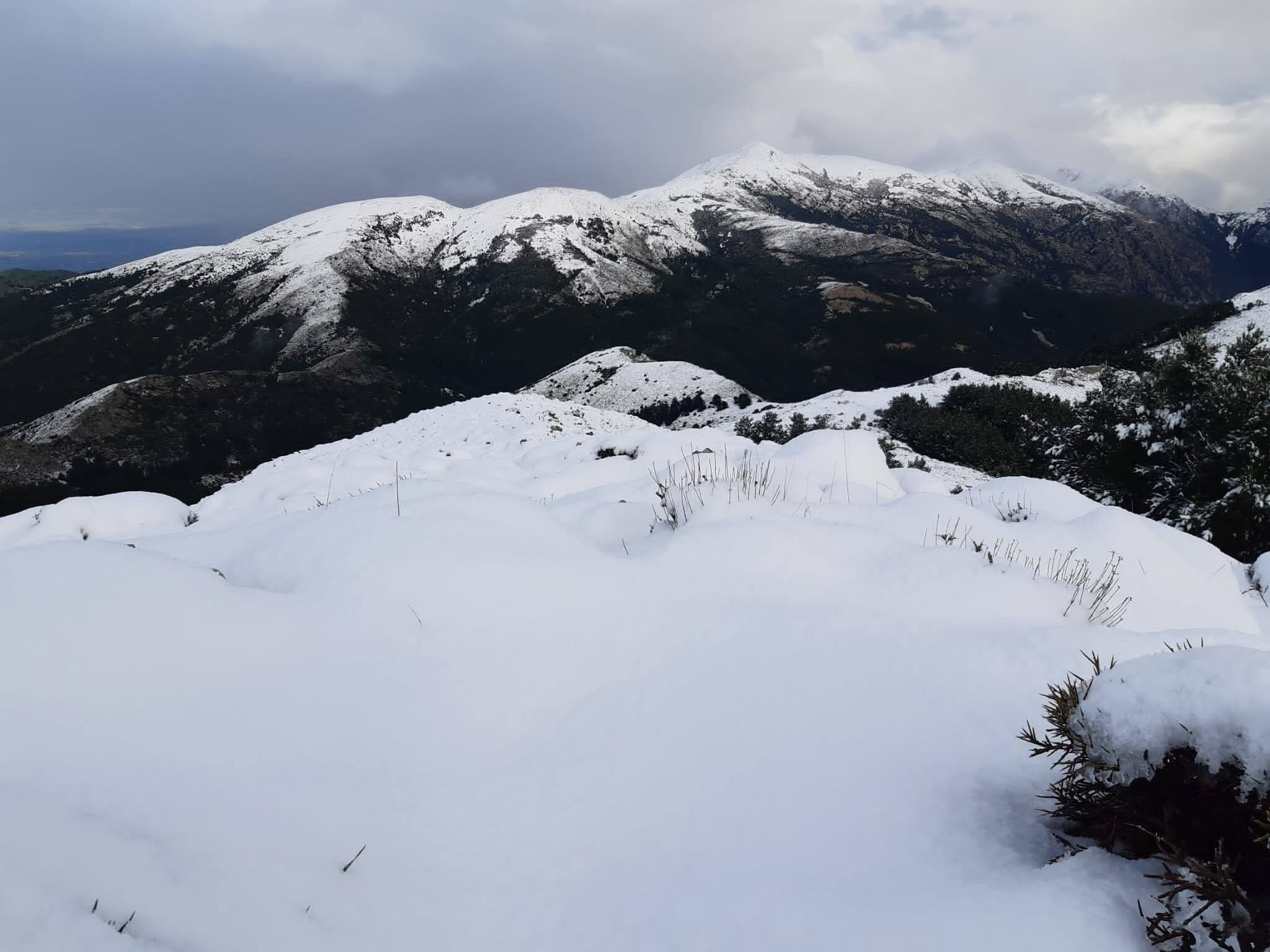 La neve arriva nel Sud Sardegna, imbiancati i monti di Fluminimaggiore