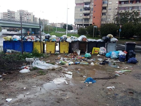 Cagliari, il gran ballo dei mastelli del secco: “Addio bidoni condominiali, guardate il caos scelto da Truzzu”
