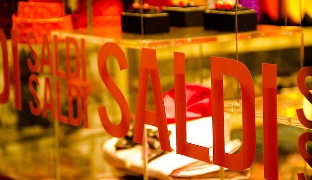 Negozianti in rivolta a Cagliari: “Via ai saldi in piena zona rossa. Ma che senso ha?”