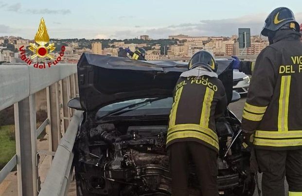Cagliari, paura al ponte della Scafa: auto finisce contro il guard rail, feriti un ragazzo e una ragazza