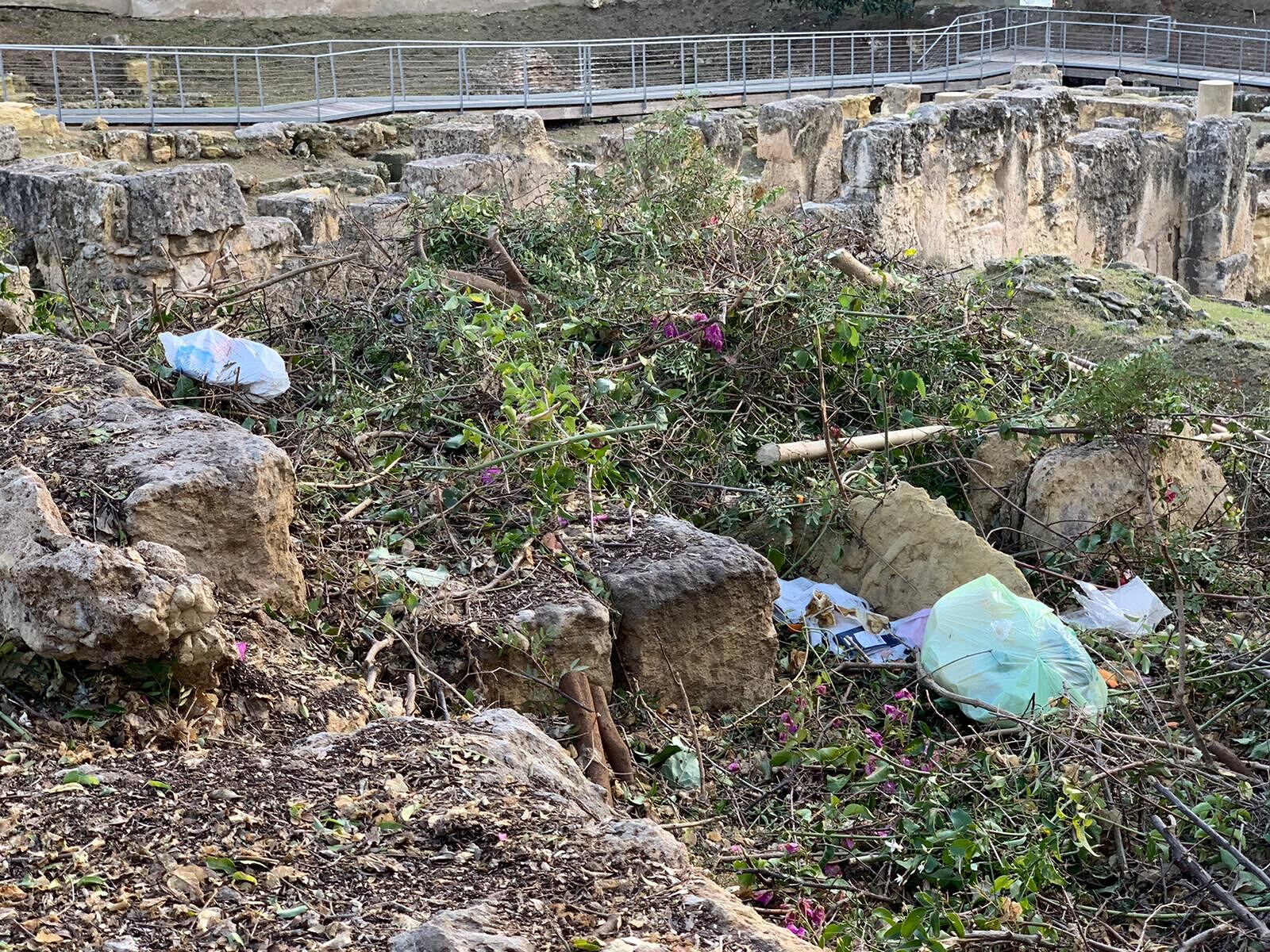 Cagliari, l’area archeologica diventa discarica: spazzatura e mascherine usate a Villa Tigellio