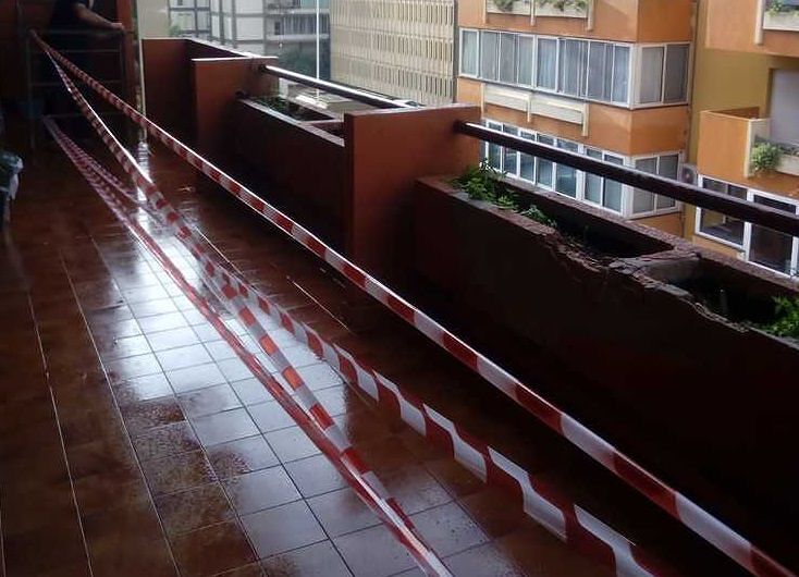 Cagliari, studenti in rivolta: “Nella casa di via Biasi acqua marrone e balconi pericolanti: non siamo topi”